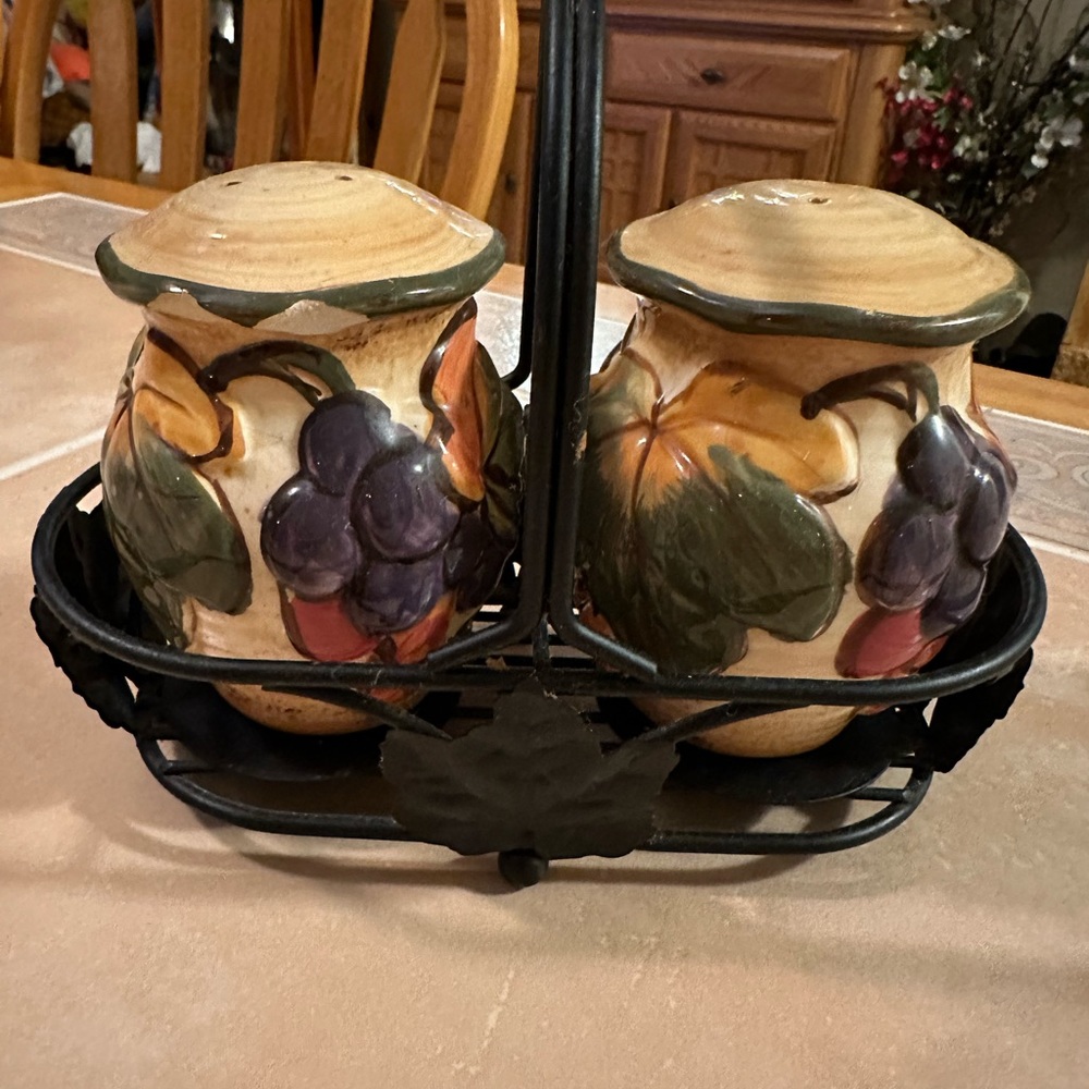EUC Vintage Host Pick Pamela Gladding Salt &Pepper Shaker With Stand